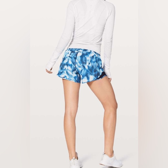 Lululemon Womens 8 Lined Low Rise Hotty Hot 2.5” Shorts in Blue/White Print - Picture 3 of 16